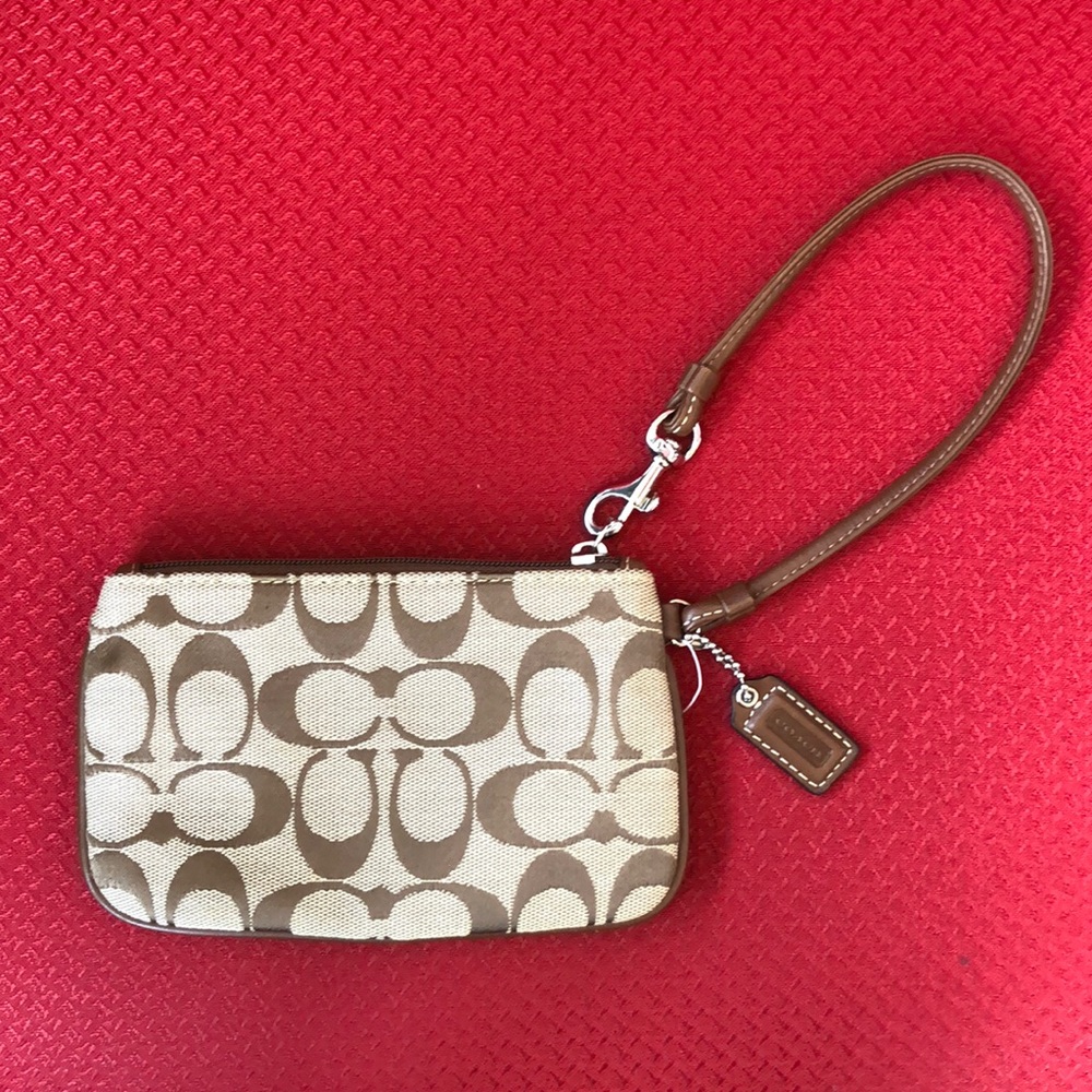 💞NWT Authentic Coach Signature Wristlet